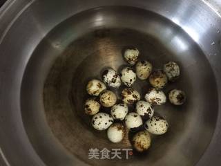 【东北】鹌鹑蛋烧排骨的做法步骤：1