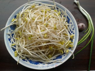【四川】凉拌豆芽的做法步骤：1