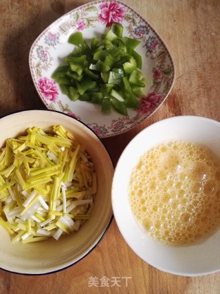 【东北】蒜黄青椒炒鸡蛋的做法步骤：2