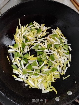 【东北】蒜黄青椒炒鸡蛋的做法步骤：5