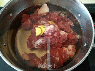 【东北】红烧牛肉的做法步骤：2