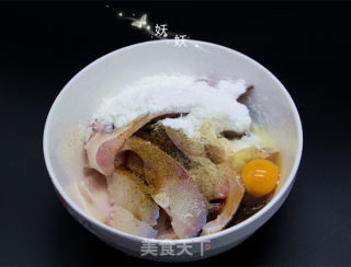 香酥炸鱼的做法步骤：3