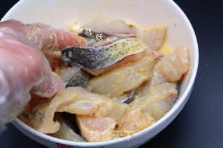 香酥炸鱼的做法步骤：4