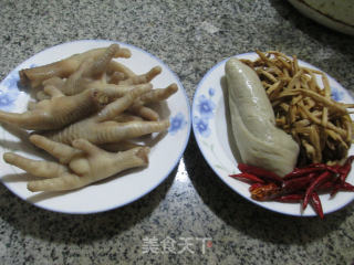 【宁波】黄花菜面筋烧鸡爪的做法步骤：1