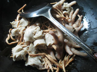 【宁波】黄花菜面筋烧鸡爪的做法步骤：4