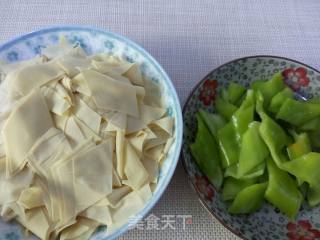 【辽宁】尖椒干豆腐的做法步骤：1