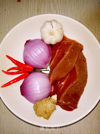爆椒牦牛肉片的做法步骤：1