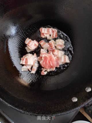 五花肉炒芋头的做法步骤：3