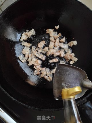 五花肉炒芋头的做法步骤：4