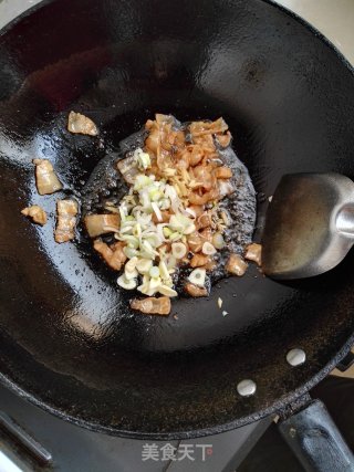五花肉炒芋头的做法步骤：6