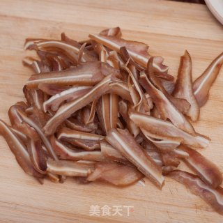 青椒炒猪耳的做法步骤：1