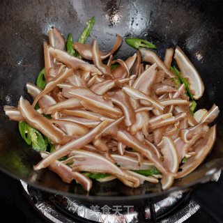 青椒炒猪耳的做法步骤：4
