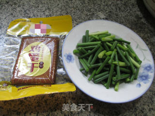 【宁波】蒜薹炒鸡蛋干的做法步骤：1