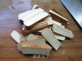 【宁波】蒜薹炒鸡蛋干的做法步骤：2