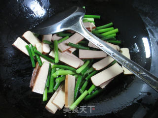 【宁波】蒜薹炒鸡蛋干的做法步骤：4