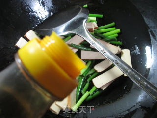 【宁波】蒜薹炒鸡蛋干的做法步骤：5