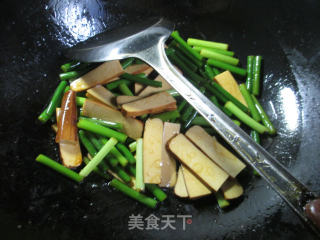 【宁波】蒜薹炒鸡蛋干的做法步骤：7