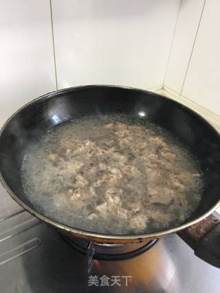 酸汤肥牛的做法步骤：1