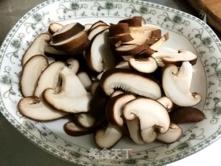 香菇芋头烩芸豆的做法步骤：2