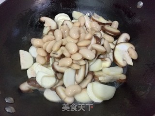 香菇芋头烩芸豆的做法步骤：6