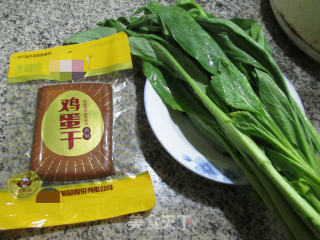 【宁波】鸡蛋干炒油菜蕻的做法步骤：1