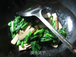 【宁波】鸡蛋干炒油菜蕻的做法步骤：7