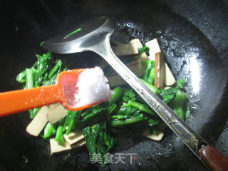 【宁波】鸡蛋干炒油菜蕻的做法步骤：8