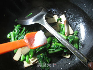 【宁波】鸡蛋干炒油菜蕻的做法步骤：9