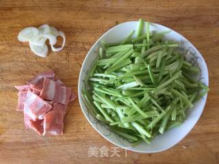 【东北】培根炒香芹的做法步骤：1