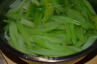 【安徽】芹菜炒腐竹的做法步骤：1
