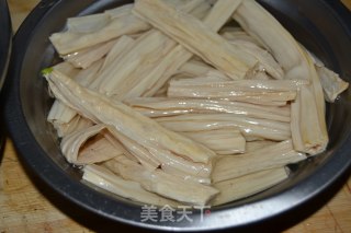 【安徽】芹菜炒腐竹的做法步骤：2