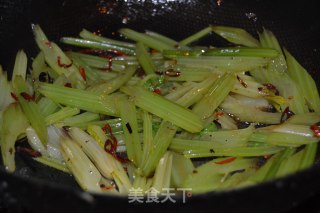 【安徽】芹菜炒腐竹的做法步骤：4