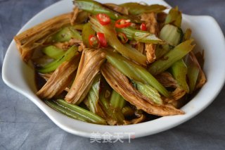 【安徽】芹菜炒腐竹的做法步骤：5