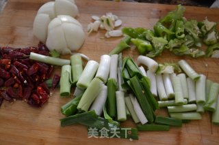 【安徽】干锅茶树菇鸡块的做法步骤：2