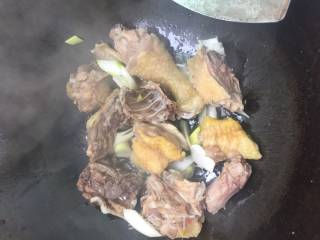 家常土豆焖鸡的做法步骤：4