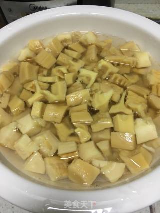 笋子烧牛肉的做法步骤：1