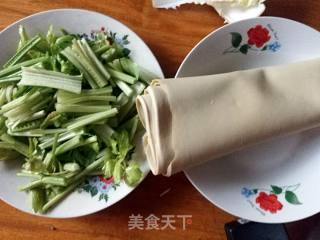 【山东】豆腐皮炒芹菜的做法步骤：1