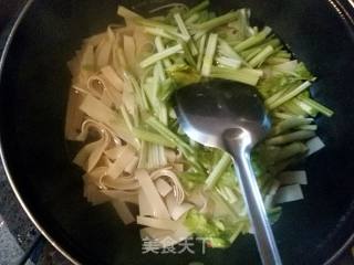 【山东】豆腐皮炒芹菜的做法步骤：4