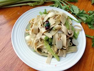 【山东】豆腐皮炒芹菜的做法步骤：7