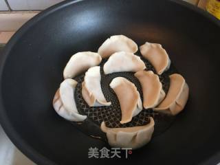 【江苏】猪肉锅贴的做法步骤：8