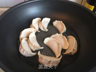 【江苏】猪肉锅贴的做法步骤：9