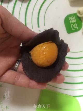 蛋黄酥的做法步骤：5