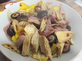 香菇腐竹炒培根的做法步骤：6