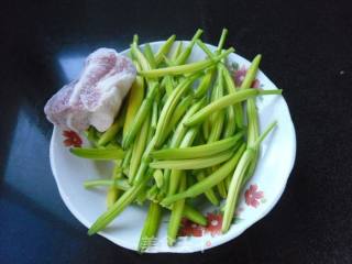 【东北】五花肉烧黄花的做法步骤：1
