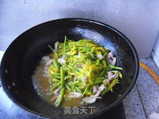 【东北】五花肉烧黄花的做法步骤：11