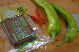 【安徽】青椒炒鸡蛋干的做法步骤：1