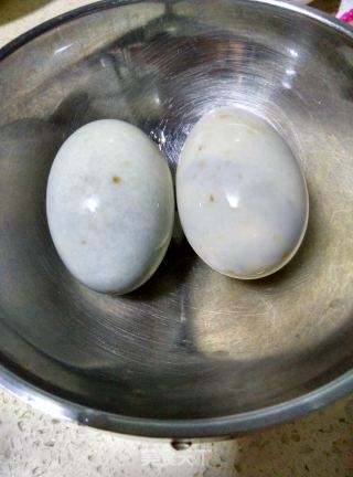【四川】青椒拌皮蛋的做法步骤：1