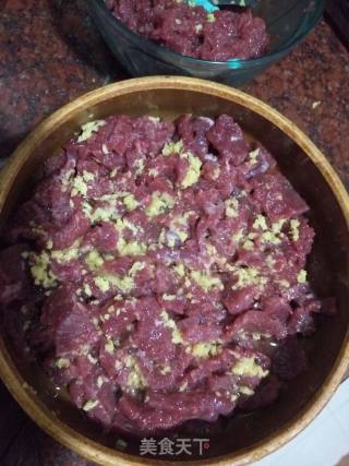 清蒸牛肉的做法步骤：1