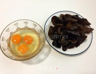 【山东】木耳炒鸡蛋的做法步骤：1