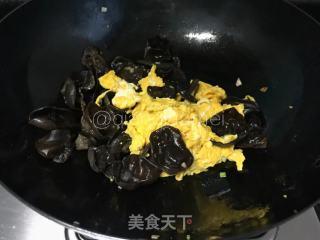 【山东】木耳炒鸡蛋的做法步骤：4